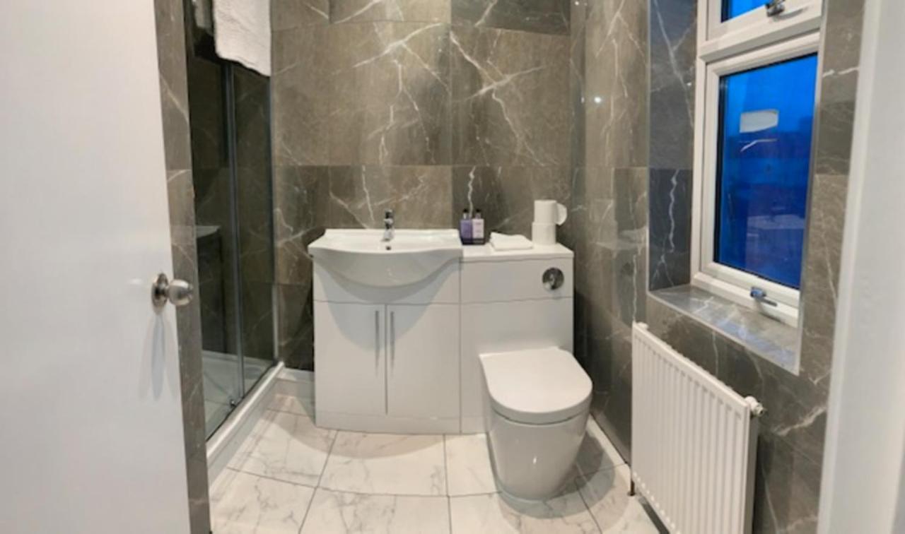 Beautiful All Room En-Suite 4 Bedrooms House , Free Parking, Wifi, Corporate, Contractors, Family Relocation, Contact Us For Long Term Rate 伊尔福德 外观 照片