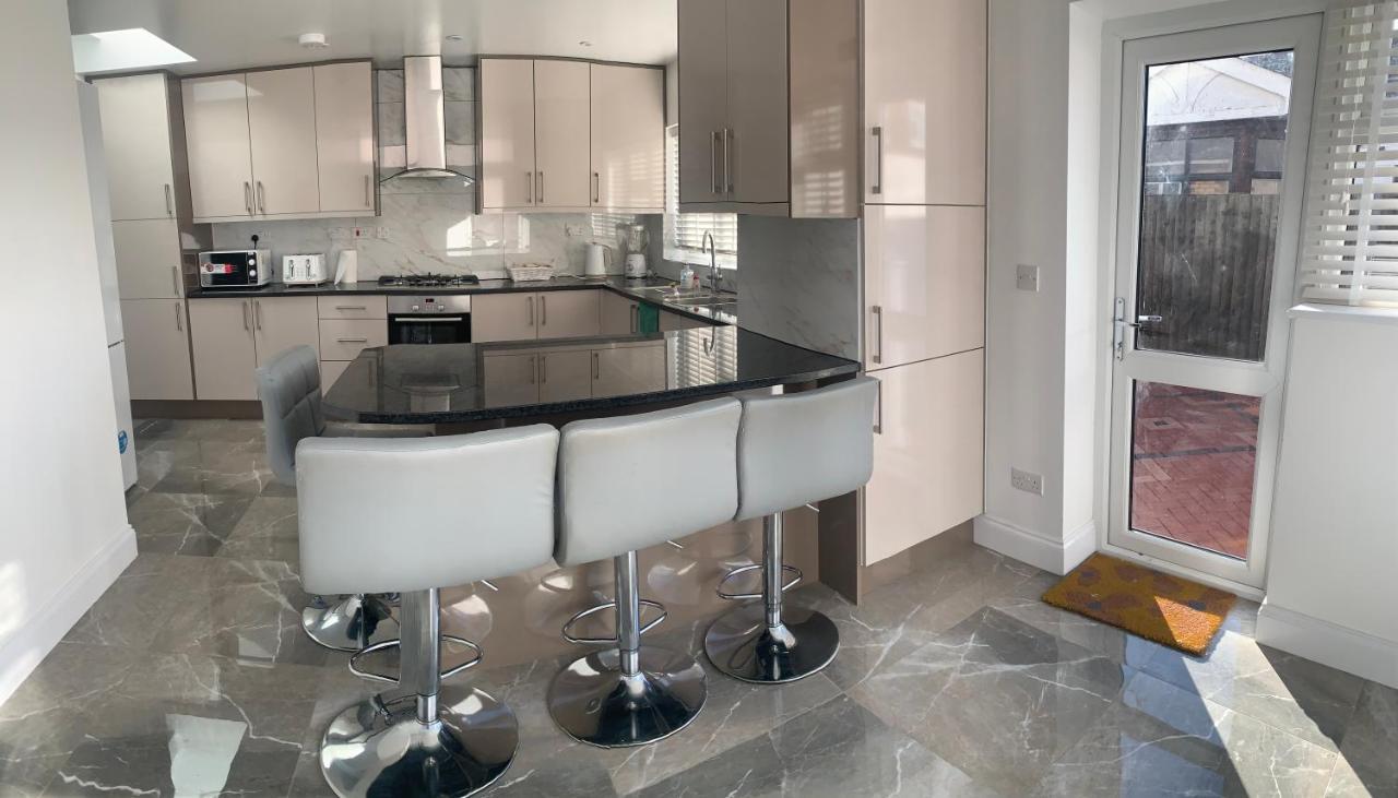 Beautiful All Room En-Suite 4 Bedrooms House , Free Parking, Wifi, Corporate, Contractors, Family Relocation, Contact Us For Long Term Rate 伊尔福德 外观 照片