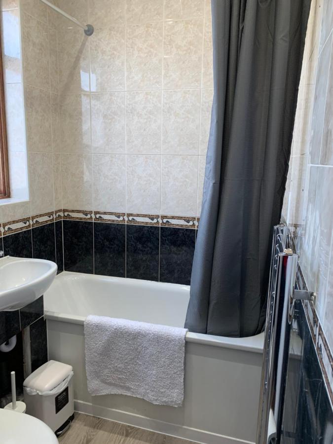 Beautiful All Room En-Suite 4 Bedrooms House , Free Parking, Wifi, Corporate, Contractors, Family Relocation, Contact Us For Long Term Rate 伊尔福德 外观 照片