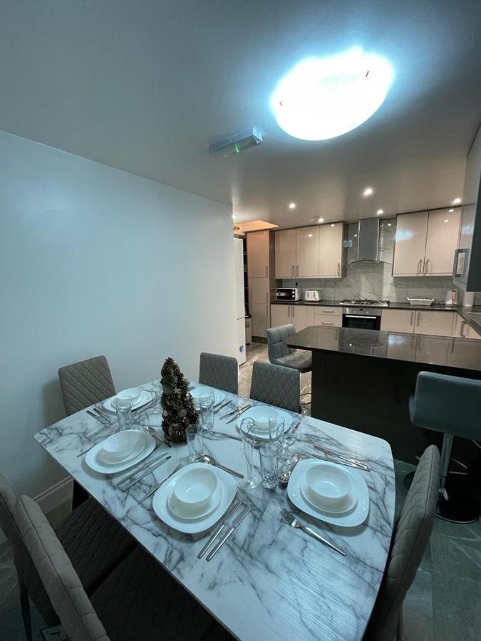 Beautiful All Room En-Suite 4 Bedrooms House , Free Parking, Wifi, Corporate, Contractors, Family Relocation, Contact Us For Long Term Rate 伊尔福德 外观 照片